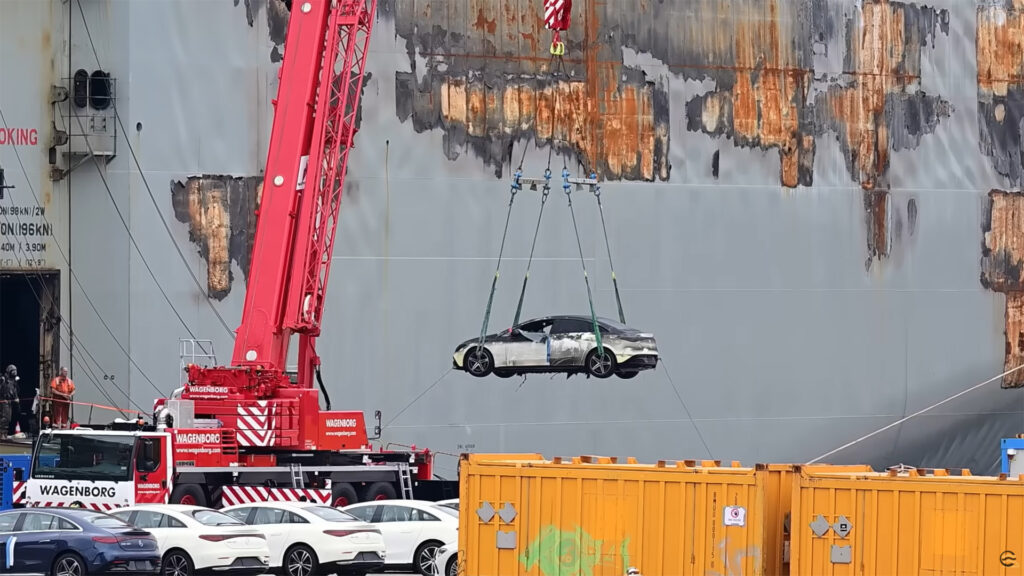 Mercedes EQE brulée sur le Fremantle Highway // Source : Capture vidéo Eemskrant Mercedes EQE brulée sur le Fremantle Highway // Source : Capture vidéo Eemskrant