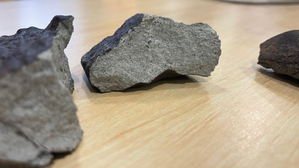 Les fragments de la météorite du Cher. // Source : Pôle des étoiles : planétarium en Berry Sologne Les fragments de la météorite du Cher. // Source : Pôle des étoiles : planétarium en Berry Sologne