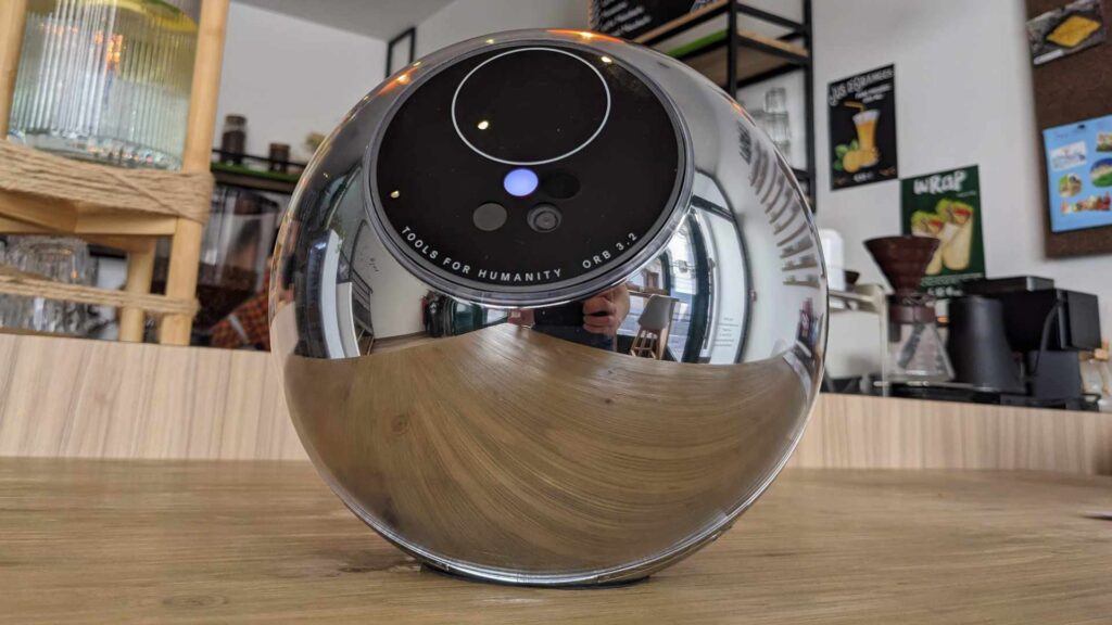 « The Orb », dans un café parisien // Source : Numerama « The Orb », dans un café parisien // Source : Numerama