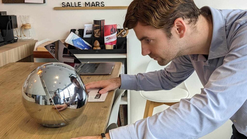 Olivier se fait enregistrer avec l'orbe // Source : Numerama Olivier se fait enregistrer avec l'orbe // Source : Numerama