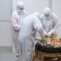 Préparation des échantillons d'OSIRIS-REx, constamment soumis à un flux d'azote. // Source : Flickr/CC/Nasa QH Photo (photo recadrée) Préparation des échantillons d'OSIRIS-REx, constamment soumis à un flux d'azote. // Source : Flickr/CC/Nasa QH Photo (photo recadrée)