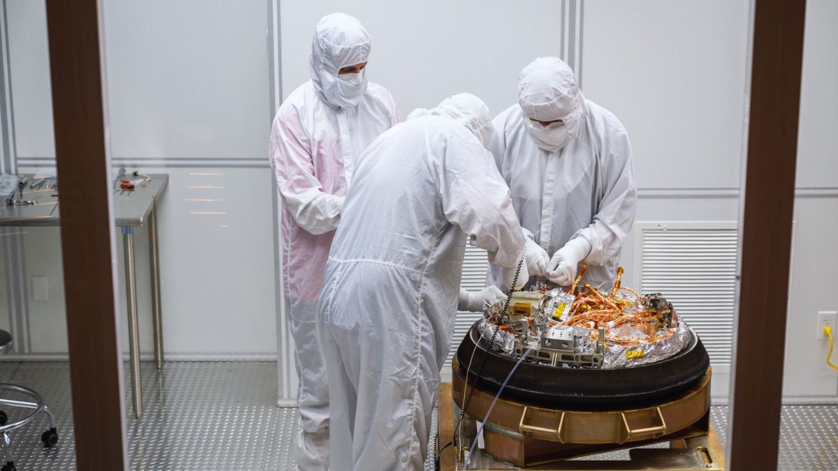 Préparation des échantillons d'OSIRIS-REx, constamment soumis à un flux d'azote. // Source : Flickr/CC/Nasa QH Photo (photo recadrée) Préparation des échantillons d'OSIRIS-REx, constamment soumis à un flux d'azote. // Source : Flickr/CC/Nasa QH Photo (photo recadrée)