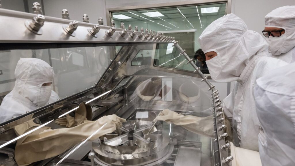 Répétition de l'ouverture des échantillons d'OSIRIS-Rex dans le laboratoire du Centre spatial Johnson. // Source : Nasa Répétition de l'ouverture des échantillons d'OSIRIS-Rex dans le laboratoire du Centre spatial Johnson. // Source : Nasa