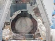 La poussière noire sur le couvercle. // Source : Via X @Astromaterials La poussière noire sur le couvercle. // Source : Via X @Astromaterials