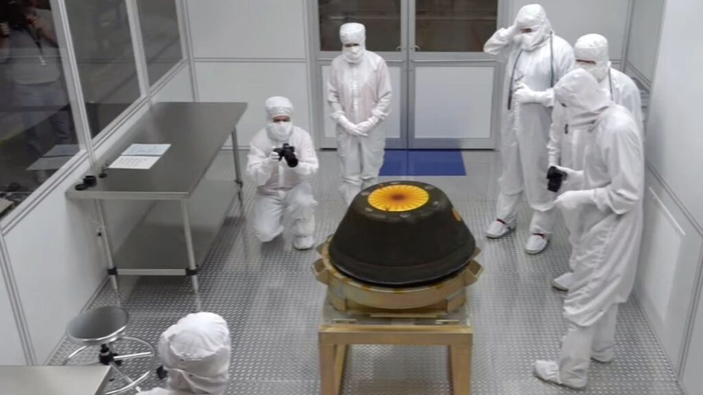 La capsule dans la salle blanche provisoire. // Source : Via X @NASASolarSystem La capsule dans la salle blanche provisoire. // Source : Via X @NASASolarSystem