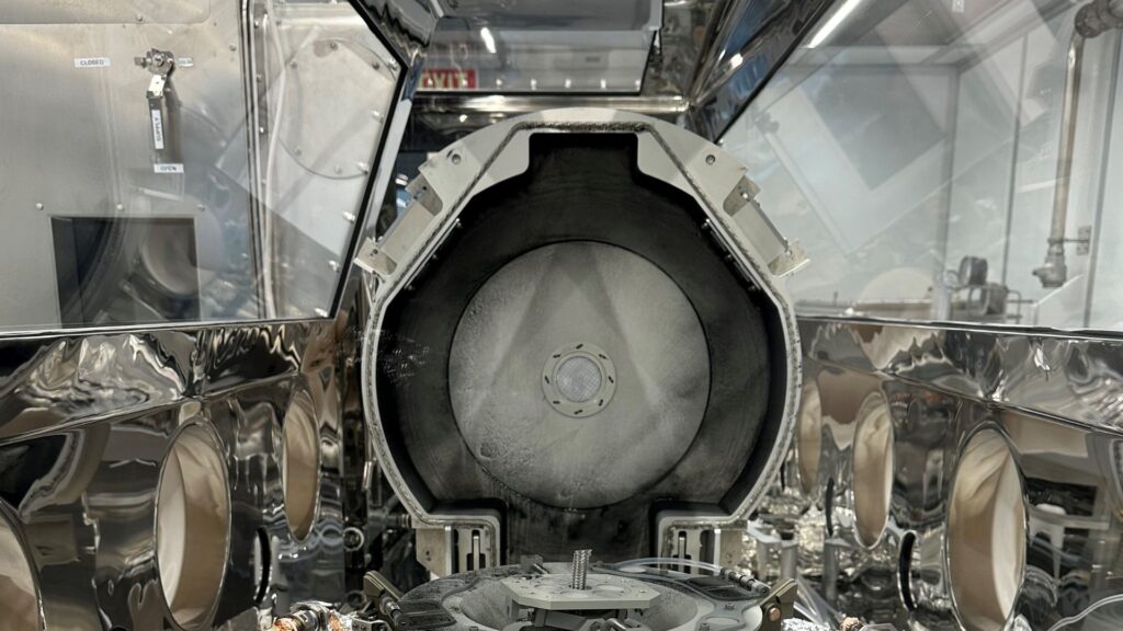 La poussière qui s'est logée sur le couvercle de la boîte. // Source : Via X @Astromaterials La poussière qui s'est logée sur le couvercle de la boîte. // Source : Via X @Astromaterials