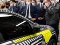Emmanuel Macron en visite chez Renault devant la future Mégane e-tech // Source : Renault Emmanuel Macron en visite chez Renault devant la future Mégane e-tech // Source : Renault