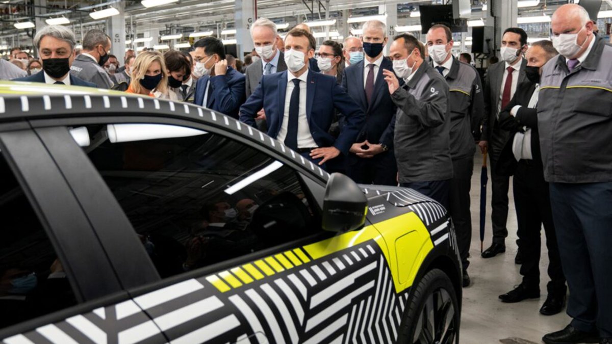Emmanuel Macron en visite chez Renault devant la future Mégane e-tech // Source : Renault Emmanuel Macron en visite chez Renault devant la future Mégane e-tech // Source : Renault