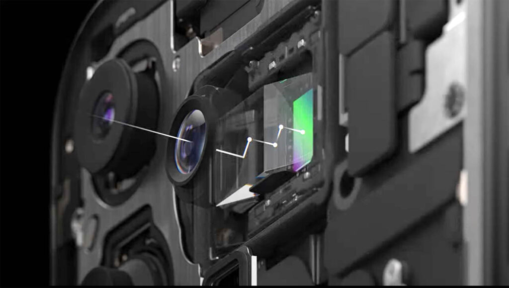 Le nouveau module caméra téléobjectif des iPhone 15 Pro a un capteur plus grand et monté sur un système de stabilisation mécanique. Deux facteurs qui lui font consommer plus d'énergie que le module précédent. Une partie des économies d'énergie de la puce participe donc à alimenter ces nouveaux équipements. Le nouveau module caméra téléobjectif des iPhone 15 Pro a un capteur plus grand et monté sur un système de stabilisation mécanique. Deux facteurs qui lui font consommer plus d'énergie que le module précédent. Une partie des économies d'énergie de la puce participe donc à alimenter ces nouveaux équipements.