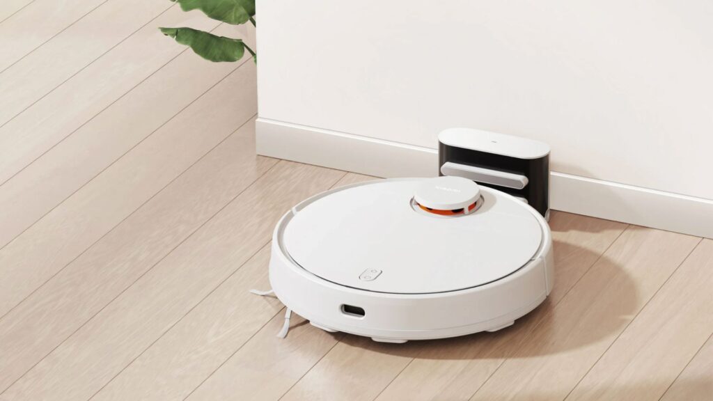 Le Xiaomi Mi Robot Vacuum S12 sur sa base de chargement // Source : Xiaomi Le Xiaomi Mi Robot Vacuum S12 sur sa base de chargement // Source : Xiaomi