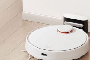 Le Xiaomi Mi Robot Vacuum S12 sur sa base de chargement // Source : Xiaomi Le Xiaomi Mi Robot Vacuum S12 sur sa base de chargement // Source : Xiaomi
