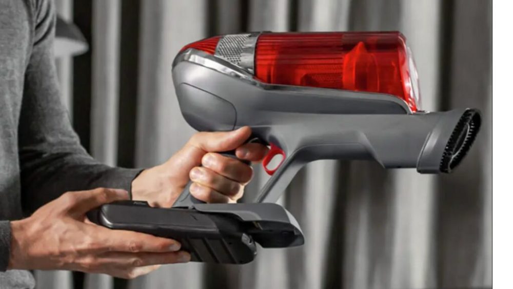 L'aspirateur balai X-Force Flex 11.60 de Rowenta est plus léger en aspirateur à main L'aspirateur balai X-Force Flex 11.60 de Rowenta est plus léger en aspirateur à main