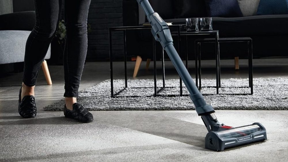 L'aspirateur balai Rowenta X-Force Flex 11.60 aspire efficacement sur le parquet L'aspirateur balai Rowenta X-Force Flex 11.60 aspire efficacement sur le parquet