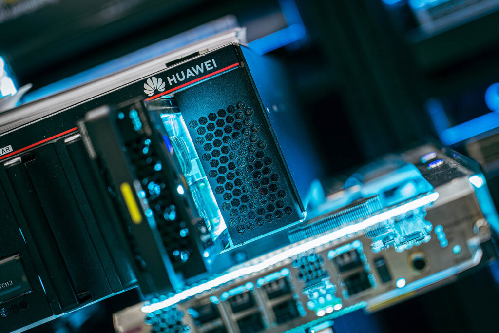 Quasiment évincé du marché des smartphones après avoir été numéro 1, Huawei est devenu depuis un poids lourd dans le domaine de l'énergie ou des centres de données (ici, un de ses switchs 800 Gbit/s) Quasiment évincé du marché des smartphones après avoir été numéro 1, Huawei est devenu depuis un poids lourd dans le domaine de l'énergie ou des centres de données (ici, un de ses switchs 800 Gbit/s)