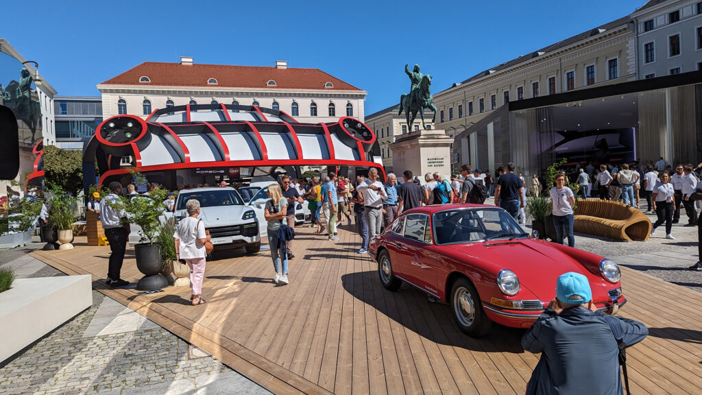 Joli stand Porsche en ville #iaa23 // Source : Raphaelle Baut Joli stand Porsche en ville #iaa23 // Source : Raphaelle Baut