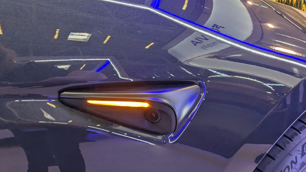 L'original signé Tesla (sur Tesla Model 3 2023) // Source : Raphaelle Baut L'original signé Tesla (sur Tesla Model 3 2023) // Source : Raphaelle Baut