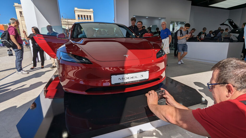 Position à la mode devant la Model 3. Position à la mode devant la Model 3.