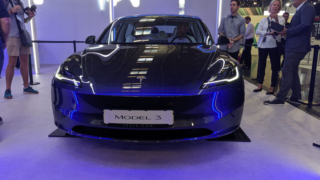 Nouveau bouclier avant de la Tesla Model 3 // Source : Raphaelle Baut Nouveau bouclier avant de la Tesla Model 3 // Source : Raphaelle Baut