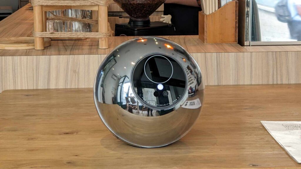The Orb, le scanner d'iris inventé par Worldcoin // Source : Numerama The Orb, le scanner d'iris inventé par Worldcoin // Source : Numerama
