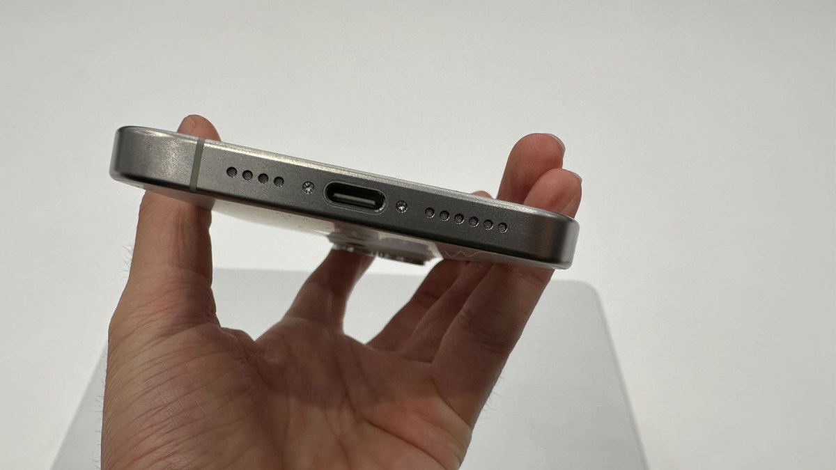 usb-c iphone 15 // Source : Nicolas Lellouche pour Numerama usb-c iphone 15 // Source : Nicolas Lellouche pour Numerama