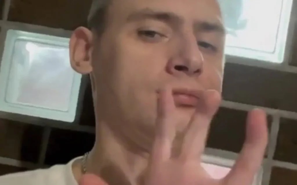 Mikhail Matveev affiche son visage sur les réseaux sociaux. Il confirme son identité avec une main à quatre doigts. // Source : FBI Mikhail Matveev affiche son visage sur les réseaux sociaux. Il confirme son identité avec une main à quatre doigts. // Source : FBI