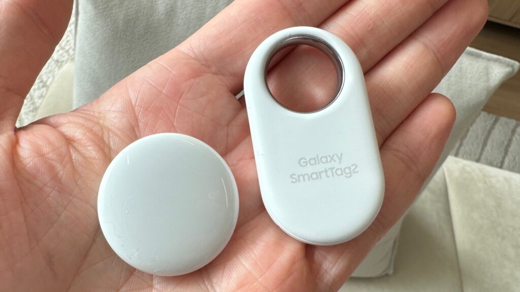 Un Apple AirTag à côté d'un Samsung SmartTag 2. // Source : Numerama Un Apple AirTag à côté d'un Samsung SmartTag 2. // Source : Numerama