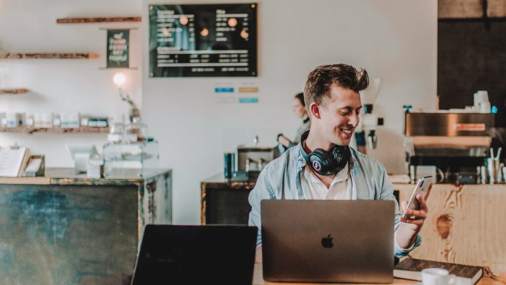 Bien protéger tous ses appareils et ses comptes pour être plus serein // Source : Austin Distel via Unsplash Bien protéger tous ses appareils et ses comptes pour être plus serein // Source : Austin Distel via Unsplash