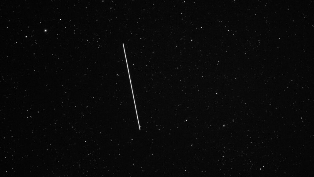 Passage du satellite BlueWalker 3. // Source : CLEOsat/Oukaimeden Observatory/IAU CPS/A.E. Kaeouach Passage du satellite BlueWalker 3. // Source : CLEOsat/Oukaimeden Observatory/IAU CPS/A.E. Kaeouach