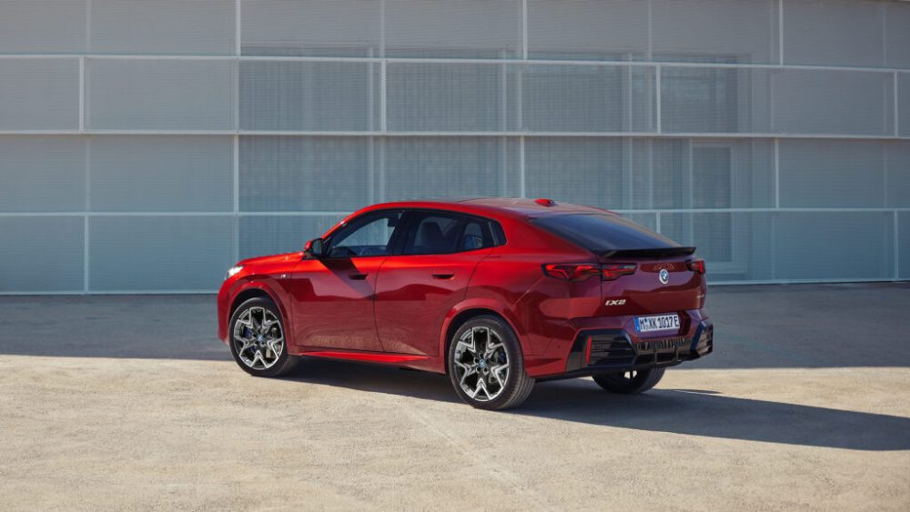 BMW iX2 : un nouveau style visible à l'arrière // Source : BMW BMW iX2 : un nouveau style visible à l'arrière // Source : BMW