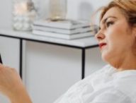 Une femme s'ennuie sur son smartphone // Source : Pexel Une femme s'ennuie sur son smartphone // Source : Pexel