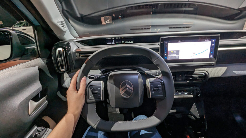 au volant de la Citroën ë-C3 // Source : Raphaelle Baut au volant de la Citroën ë-C3 // Source : Raphaelle Baut