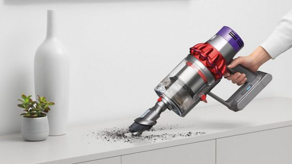Le mode aspirateur à main s'nclenche en un clic // Source : Dyson Le mode aspirateur à main s'nclenche en un clic // Source : Dyson
