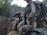 Des soldats israéliens devant une potentielle entrée de tunnel. // Source : Israel Defense Forces Des soldats israéliens devant une potentielle entrée de tunnel. // Source : Israel Defense Forces