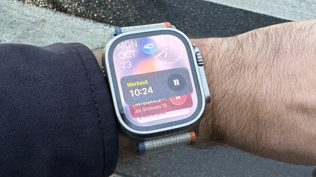 Le double tap de l'Apple Watch Ultra 2 // Source : Numerama Le double tap de l'Apple Watch Ultra 2 // Source : Numerama