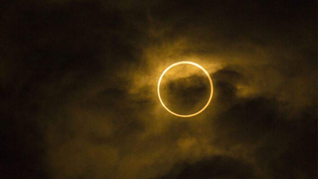 Éclipse annulaire. // Source : Flickr/CC/t-mizo (photo recadrée) Éclipse annulaire. // Source : Flickr/CC/t-mizo (photo recadrée)