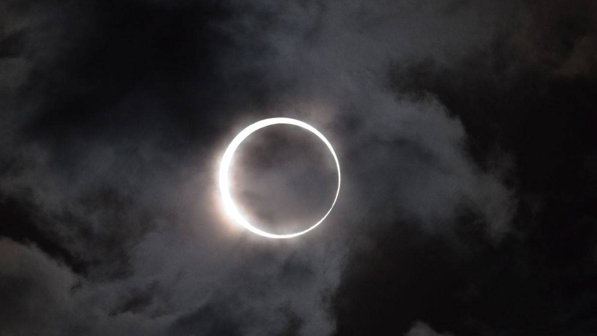 Éclipse annulaire. // Source : Flickr/CC/Takeshi Kuboki (photo recadrée) Éclipse annulaire. // Source : Flickr/CC/Takeshi Kuboki (photo recadrée)