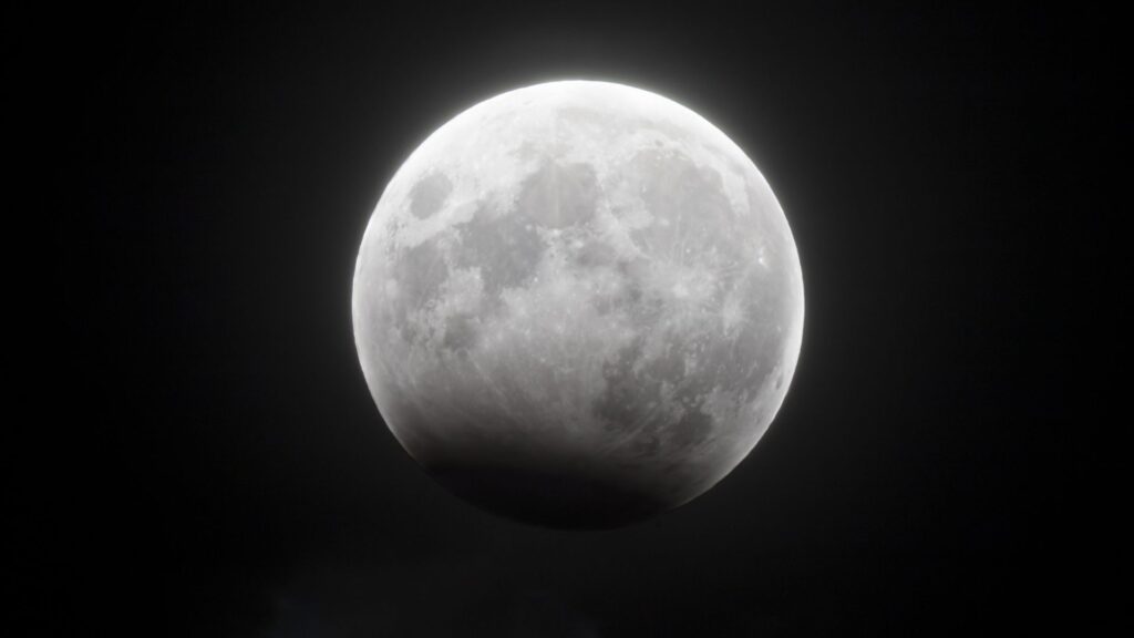 L'éclipse lunaire du 28 octobre 2023 observée depuis Londres. // Source : Via X @tomkerss L'éclipse lunaire du 28 octobre 2023 observée depuis Londres. // Source : Via X @tomkerss