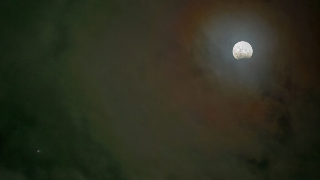Jupiter tient compagnie à la Lune éclipsée. // Source : Flickr/CC/Jürgen Mangelsdorf (photo recadrée) Jupiter tient compagnie à la Lune éclipsée. // Source : Flickr/CC/Jürgen Mangelsdorf (photo recadrée)