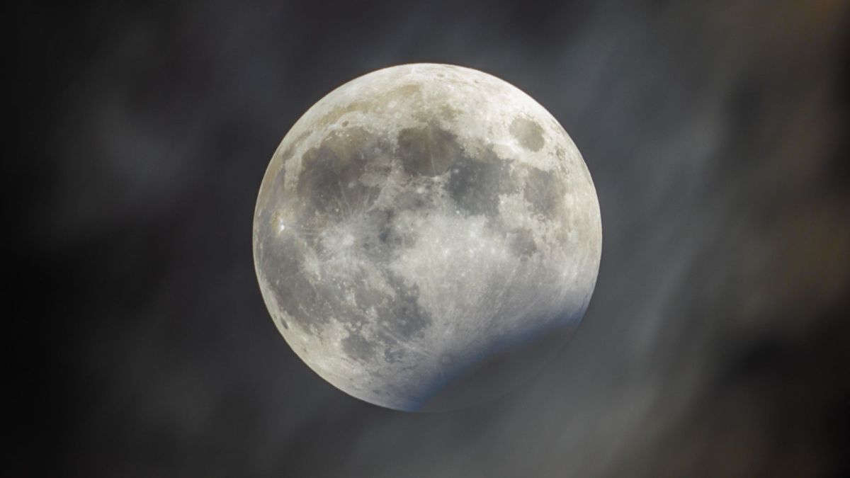 Éclipse lunaire partielle. // Source : Flickr/CC/Petr Hykš (photo recadrée) Éclipse lunaire partielle. // Source : Flickr/CC/Petr Hykš (photo recadrée)