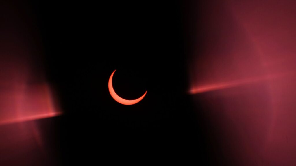Le Soleil en croissant, tandis que la Lune se déplace avant la phase annulaire. // Source : Flickr/CC/Lars Plougmann (photo recadrée) Le Soleil en croissant, tandis que la Lune se déplace avant la phase annulaire. // Source : Flickr/CC/Lars Plougmann (photo recadrée)
