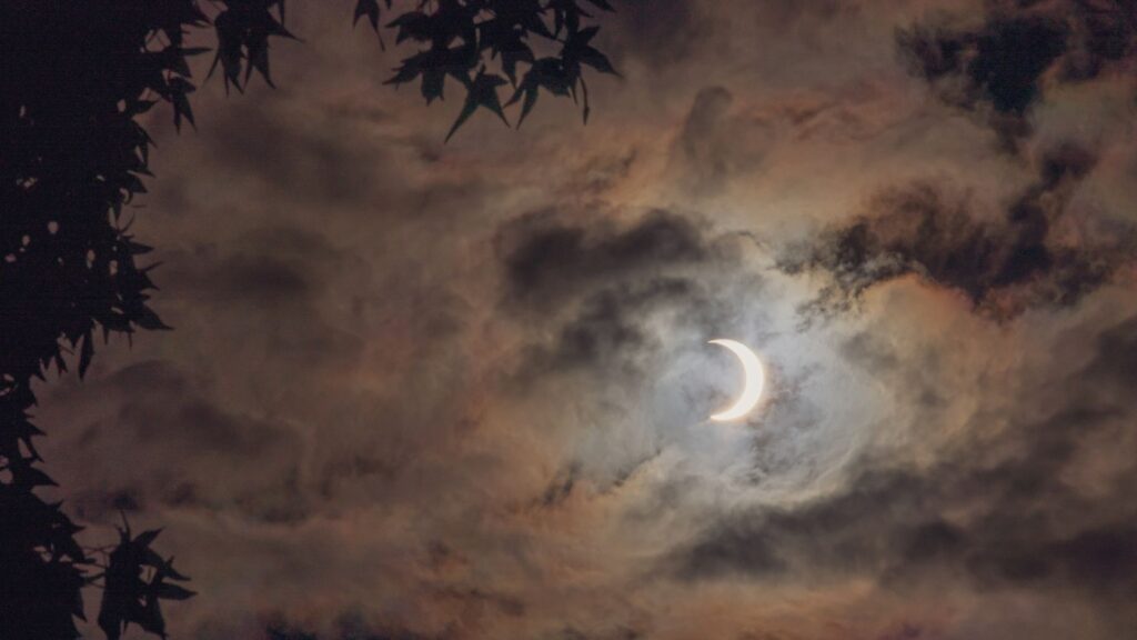 L'éclipse joue à cache-cache dans les nuages. // Source : Flickr/CC/Milan Bhatt (photo recadrée) L'éclipse joue à cache-cache dans les nuages. // Source : Flickr/CC/Milan Bhatt (photo recadrée)