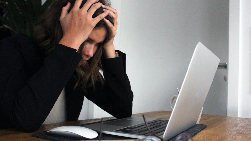 Un PC piraté est ralenti, plante souvent et perd en autonomie // Source : Elisa Ventur via Unsplash Un PC piraté est ralenti, plante souvent et perd en autonomie // Source : Elisa Ventur via Unsplash