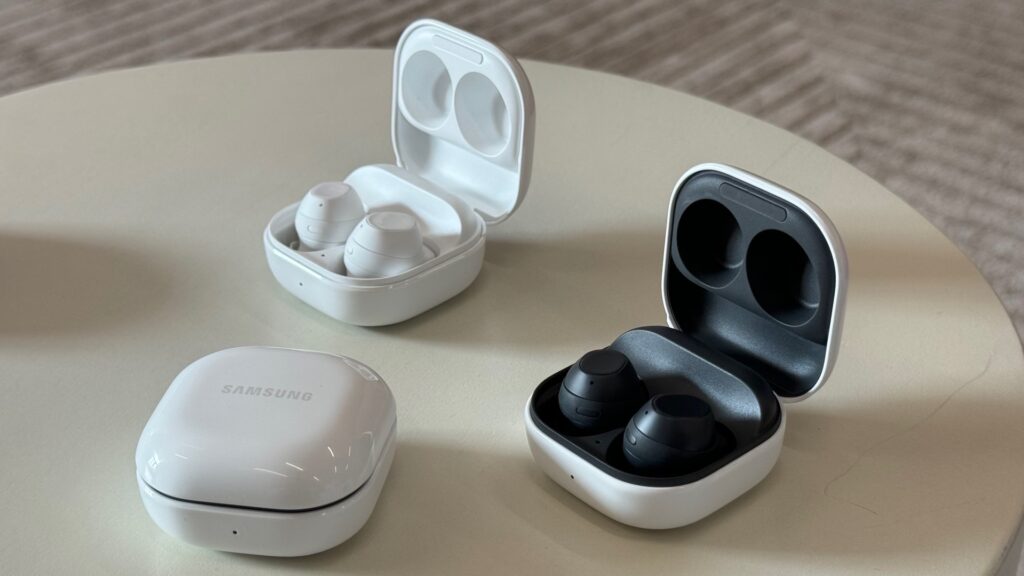 Les écouteurs Galaxy Buds FE existent en deux coloris. Les écouteurs Galaxy Buds FE existent en deux coloris.