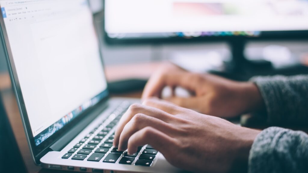 Le phishing ne passe pas que par emails et SMS, mais peut aussi venir de redirections intempestives sur votre navigateur // Source : Glenn Carstens Peters via Unsplash Le phishing ne passe pas que par emails et SMS, mais peut aussi venir de redirections intempestives sur votre navigateur // Source : Glenn Carstens Peters via Unsplash
