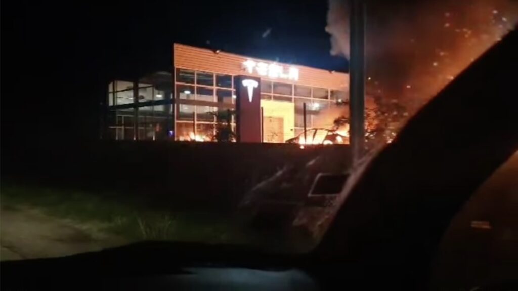 Un automobiliste a filmé l'incendie devant la concession Tesla le 6 octobre // Source : Facebook Un automobiliste a filmé l'incendie devant la concession Tesla le 6 octobre // Source : Facebook