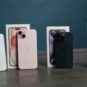 Les iPhone 15 et leurs boîtes. // Source : Thomas Ancelle / Numerama Les iPhone 15 et leurs boîtes. // Source : Thomas Ancelle / Numerama
