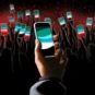 Des smartphones en l'air lors d'une manifestation. // Source : Numerama, avec Midjourney Des smartphones en l'air lors d'une manifestation. // Source : Numerama, avec Midjourney