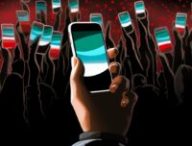 Des smartphones en l'air lors d'une manifestation. // Source : Numerama, avec Midjourney