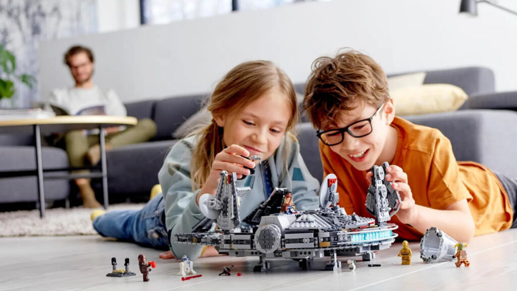 Le Faucon Millenium est un set avec lequel vous, ou vos enfants, pouvez jouer // Source : Lego Le Faucon Millenium est un set avec lequel vous, ou vos enfants, pouvez jouer // Source : Lego