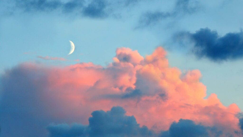 La Lune, en croissant dans les nuages. // Source : Canva La Lune, en croissant dans les nuages. // Source : Canva